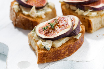 toast with figs and blue cheese on a plate