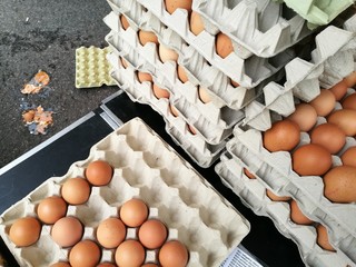 Gestapelte Pappkartons mit frischen weißen und braunen Eiern auf dem Wochenmarkt in Detmold am...