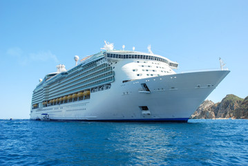 Luxury cruise ship in Mexico - obrazy, fototapety, plakaty