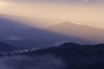 Frankreich. Auvergne. Haute Loire. Le Monastier sur Gazeille. Vulkanlandschaft im Sonnenuntergang.
