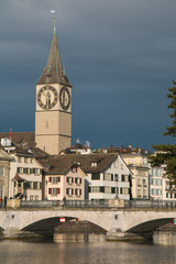 Fototapeta premium Chiesa di San Pietro e fiume Limmat a Zurigo in Svizzera