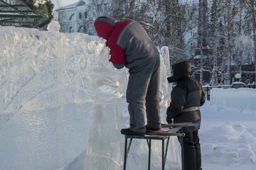 The wizard handles the ice for the decoration of the street