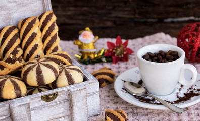 Marmorierte Kekse und ein Tässchen Kaffee 