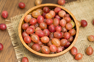 Obraz premium Gooseberries on a wooden background. Top view. Close-up