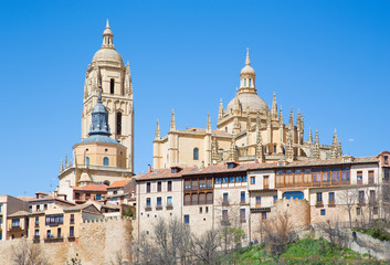 Fototapeta na wymiar Segovia - The Cathedral Nuestra Senora de la Asuncion y de San Frutos de Segovia and the old town.