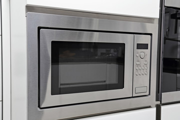 Fototapeta premium four micro-ondes intégré dans cuisine