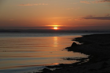 traumhafter Sonnenaufgang an der Ostsee auf Fünen am Helnaes Strand, Dänemark