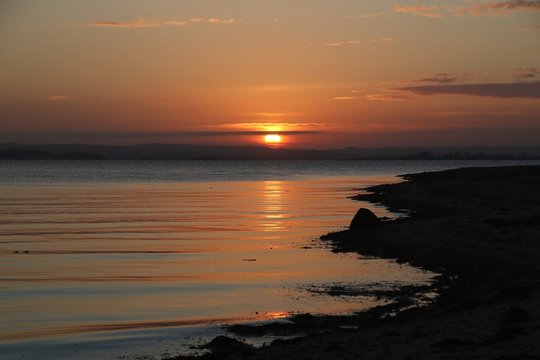 traumhafter Sonnenaufgang an der Ostsee auf Fünen am Helnaes Strand, Dänemark