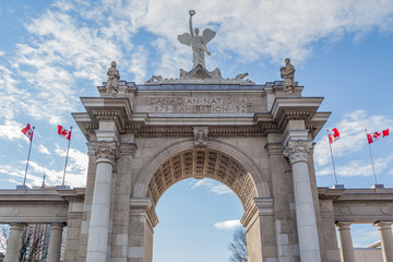 Vue rapprochée de Princes Gates à Exhibition Place (CNE) le 6 février 2016 à Toronto, Canada Exhibition Place est un quartier à usage mixte de Toronto.