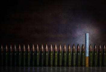 Курение убивает. Сигарета среди пуль. Концептуальное изображение.