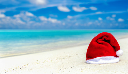 Fototapeta na wymiar Tropischer Strand mit Weihnachts Mütze