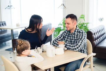 Obraz premium Little girl doesn't want to hear arguing of parents