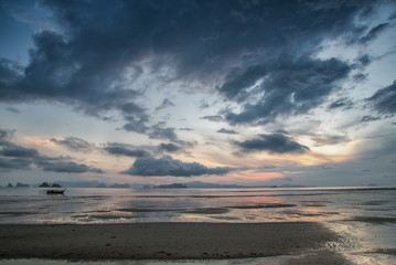 Fototapeta na wymiar Beautiful tropical beach in Thailand during sunrise.