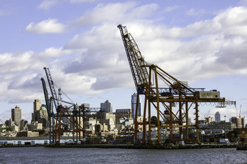 Fototapeta na wymiar Cranes on East river, New York