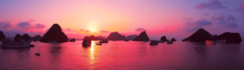 Fototapeten Rosa Himmel, Sonnenuntergang. Panorama der Halong-Bucht, Vietnam © 12ee12
