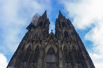 Fototapeta na wymiar Kölner Dom vor blauem Himmel 