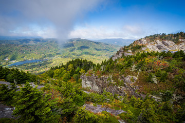 Obraz premium View of the rugged landscape of Grandfather Mountain, near Linvi