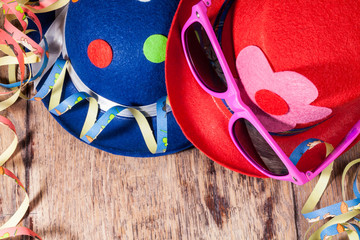 Flat lay Partyhüte und Luftschlangen auf Holztisch