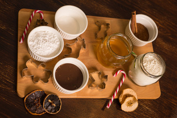 Obraz na płótnie Canvas Ingredients for homemade gingerbreads.