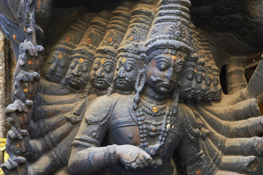 Sculpture at the entrance of the Puthu Mandapa market, Madurai, Tamil Nadu