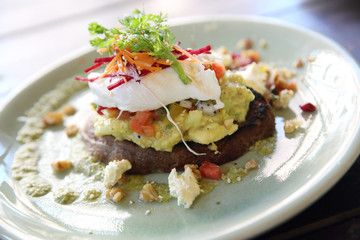 eggs benedict with asparagus sauce