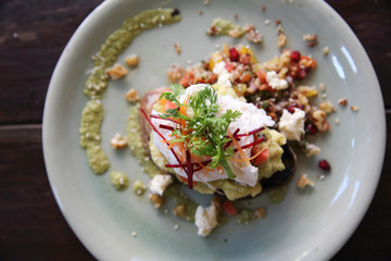 eggs benedict with asparagus sauce