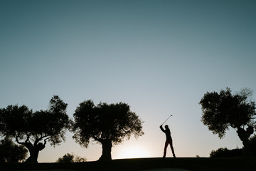 Golferin in der Abendsonne