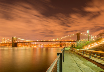 Fototapeta premium Night view of Manhattan and Brooklyn bridge