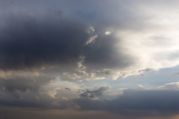 Fototapeta na wymiar beautiful sky with clouds in the evening