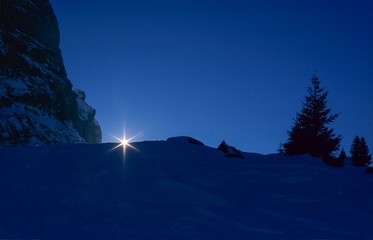 Lichtstrahl hinter Bergkamm im Schnee, Wanderung zur Großen Scheidegg, Berner Alpen/ Berner Oberland, Westalpen, Schweizer Alpen, Schweiz