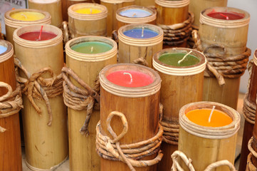Kolorowe świece z bambusa. - obrazy, fototapety, plakaty