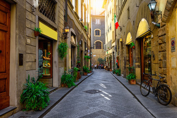Smalle gezellige straat in Florence, Toscane. Italië