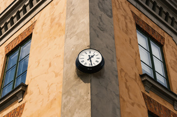 Fototapeta na wymiar Uhr an Hausfassade in Karlskrona, Schweden