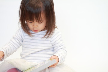 絵本を読む幼児(2歳児)