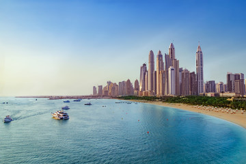 Plage et horizon de la marina de Dubaï