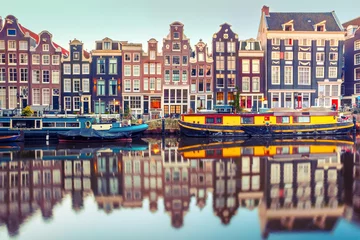 Foto op Plexiglas Amsterdamse gracht Singel met typisch Nederlandse huizen en woonboten tijdens het ochtendblauwe uur, Holland, Nederland. Gebruikte toning © Kavalenkava