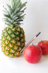 ペンとパイナップルとリンゴ
