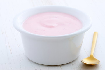 Obraz na płótnie Canvas strawberry yogurt