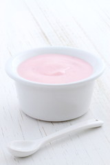 Fototapeta na wymiar strawberry yogurt
