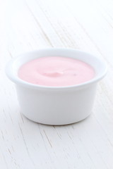 Obraz na płótnie Canvas strawberry yogurt