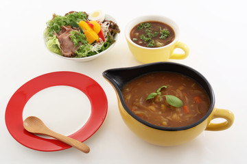美味しそうなカレーとサラダ