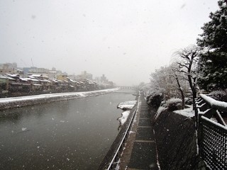 The river Kamogawa on a snowy day (Kyoto Japan) / 雪の日の鴨川　京都　四条大橋にて