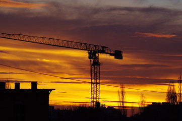 dźwig na tle zachodzącego słońca  © Konrad_elx