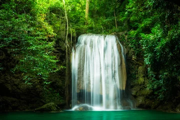 Foto auf Acrylglas Erawan-Wasserfall, der schöne Wasserfall im Wald im Erawan-Nationalpark - Ein schöner Wasserfall am Fluss Kwai. Kanchanaburi, Thailand © touch_of_eyes