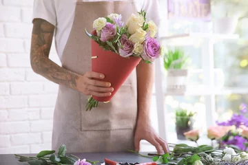 Photo sur Plexiglas Fleuriste Male florist holding beautiful bouquet at flower shop