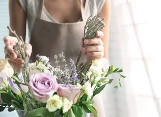 Poster de jardin Fleuriste Fleuriste féminine faisant un beau bouquet au magasin de fleurs