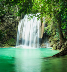 Fototapety  Wodospad Erawan, piękny wodospad w lesie w Parku Narodowym Erawan - Piękny wodospad na rzece Kwai. Kanchanaburi, Tajlandia
