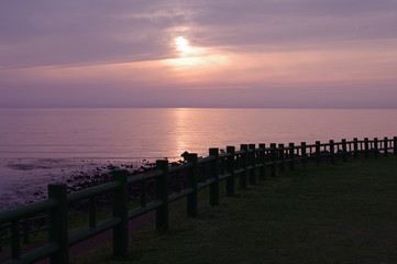 Obraz premium 秋田県 日本海に沈む夕日 道の駅象潟
