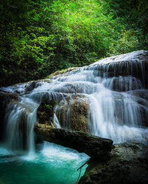 Fototapeta Wodospad Erawan, piękny wodospad w lesie w Parku Narodowym Erawan - Piękny wodospad na rzece Kwai. Kanchanaburi, Tajlandia