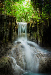 Wodospad Erawan, piękny wodospad w lesie w Parku Narodowym Erawan, Tajlandia